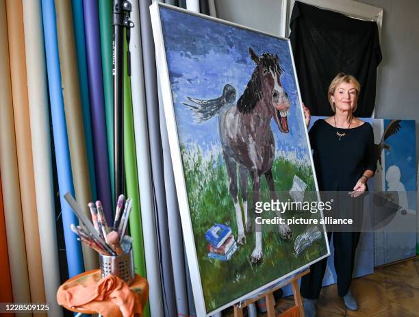 September 2020, Berlin: The painter Anne Dohrenkamp, wife of Jürgen von der Lippe, at a photo session. Her works will be shown in the exhibition AENO...