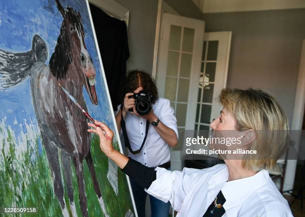 September 2020, Berlin: The painter Anne Dohrenkamp, wife of Jürgen von der Lippe, and the photographer Andre Kowalski during a photo session. Their...