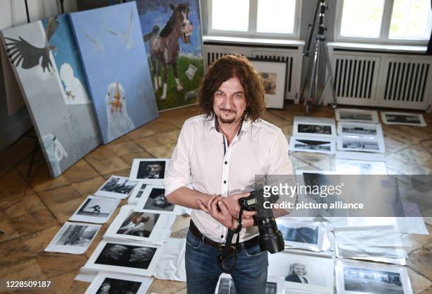 September 2020, Berlin: The Berlin photographer Andre Kowalski at a photo session. His pictures will be shown in the exhibition AENO Painting and...