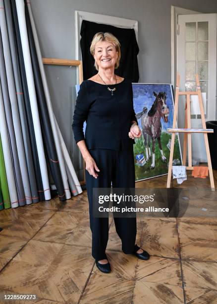 September 2020, Berlin: The painter Anne Dohrenkamp, wife of Jürgen von der Lippe, at a photo session. Her works will be shown in the exhibition AENO...