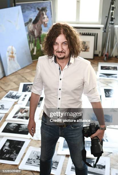 September 2020, Berlin: The Berlin photographer Andre Kowalski at a photo session. His pictures will be shown in the exhibition AENO Painting and...