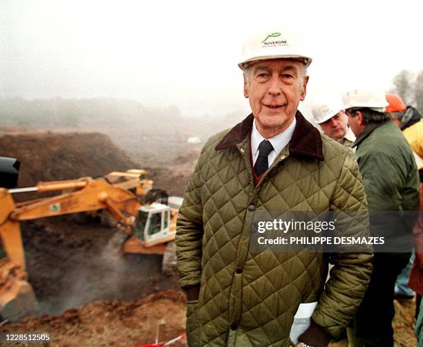 Le Président de la région Auvergne Valéry Giscard d'Estaing pose le 28 octobre 1997 à Saint-Ours-les-Roches sur le chantier de Vulcania, le Centre...