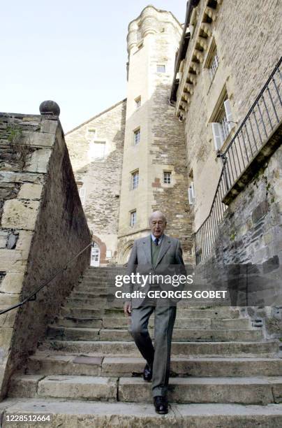 L'ancien président de la République Valery Giscard d'Estaing descend l'escalier principal du château d'Estaing, le 15 février 2005, monument qu'il...