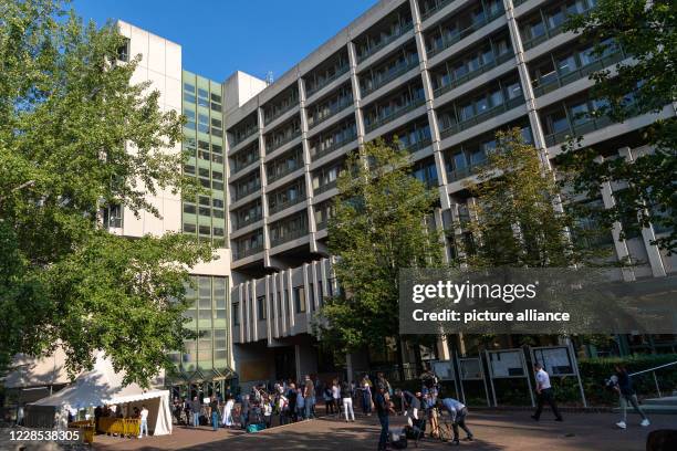 September 2020, Bavaria, Munich: Journalists and passers-by are about to start the trial against the physician Mark S. From Erfurt and four other...