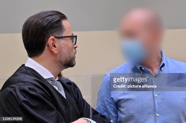 September 2020, Bavaria, Munich: The defendant is in contact with his lawyer Yuri Goldstein at the beginning of the trial against him on suspicion of...