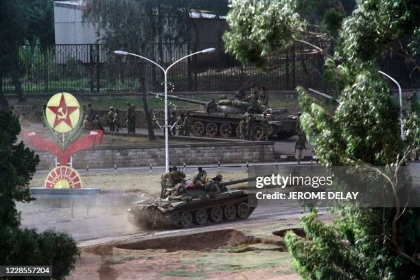 Ethiopian government tanks take up positions around the presidential palace in Addis Ababa on May 27, 1991. Soldiers reportedly looted the...