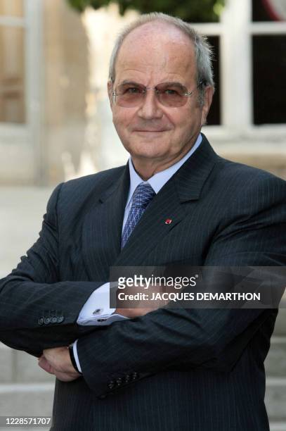 Le président du jury et président de FIMALAC Marc Ladreit de Lacharrière pose, le 11 septembre 2008 à l'Hôtel Matignon à Paris, après la remise du...