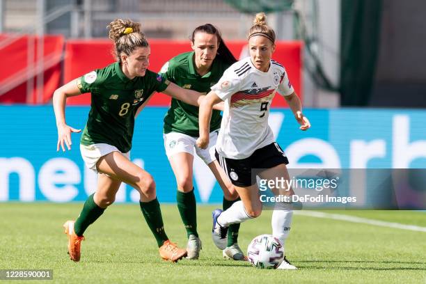 Aine O'Gorman of Republik Irland, Leanne Kiernan of Republik Irland and Svenja Huth of Germany battle for the ball during the UEFA Women's EURO 2022...