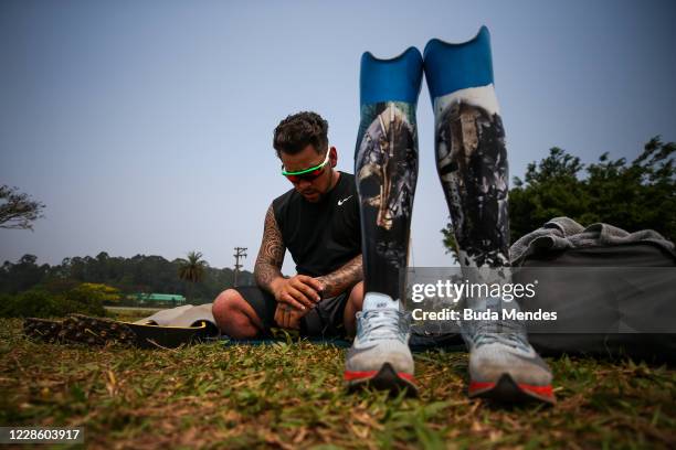 Para Athlete Alan Fonteles Cardoso Oliveira rests during a training session at the shoulder of the Imigrantes Highway on September 19, 2020 in...