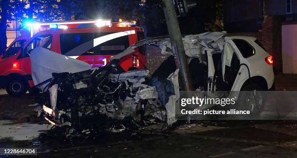 September 2020, Berlin: A destroyed car is standing at a traffic light post in Thorwaldsenstraße in Steglitz. According to previous findings, the BMW...