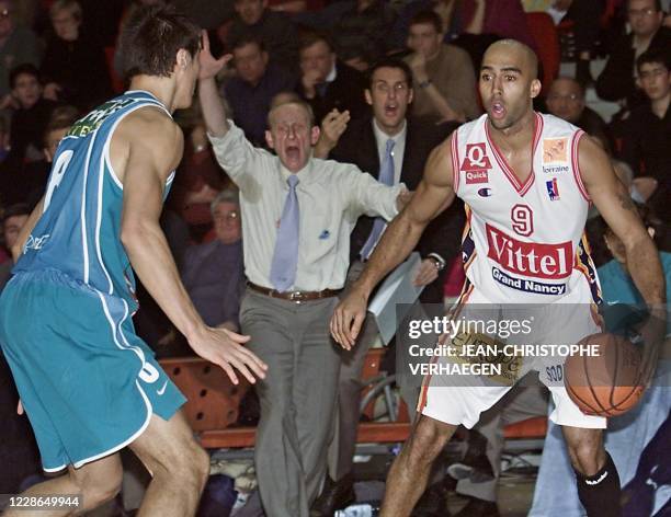 L'arrière américain de Nancy Fred Vinson fait face à l'ailier ukrainien de Pau Artour Drozdov sous le regard de l'entraîneur palois, Frédéric Sarre ,...