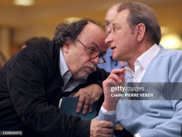 Le metteur en scène et socialiste Jean-Michel Ribes discute avec le maire PS de Paris Bertrand Delanoë, le 27 mars 2010 à La Mutualité à Paris, lors...