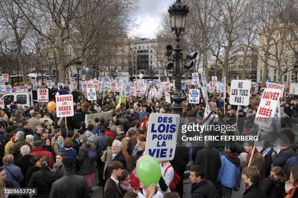Des opposants à l'avortement défilent dans les rues de Paris, le 21 janvier 2007, pour la troisième "marche pour la vie", organisée par le collectif...