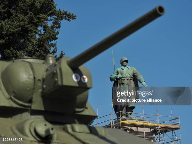 September 2020, Berlin: The Soviet memorial in the Tiergarten is currently partly scaffolded. The memorial at the Straße des 17. Juni was erected in...