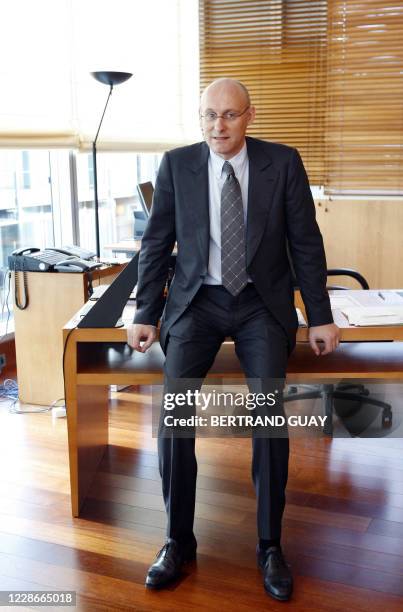 Le nouveau secrétaire d'Etat aux Sports et ancien entraîneur du XV de France de rugby, Bernard Laporte, pose dans son bureau, le 30 octobre 2007 à...