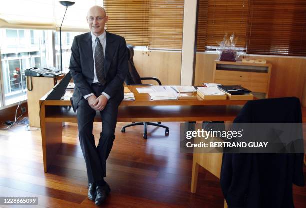 Le nouveau secrétaire d'Etat aux Sports et ancien entraîneur du XV de France de rugby, Bernard Laporte, pose dans son bureau, le 30 octobre 2007 à...