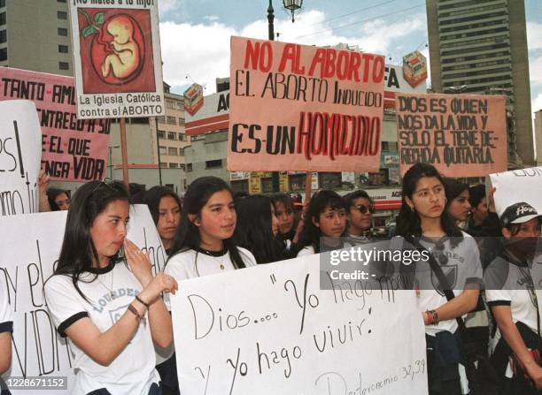 Fieles y estudiantes de colegios catolicos marcharon este 28 de septiembre por las calles de La Paz en rechazo al aborto, datos estadisticos...
