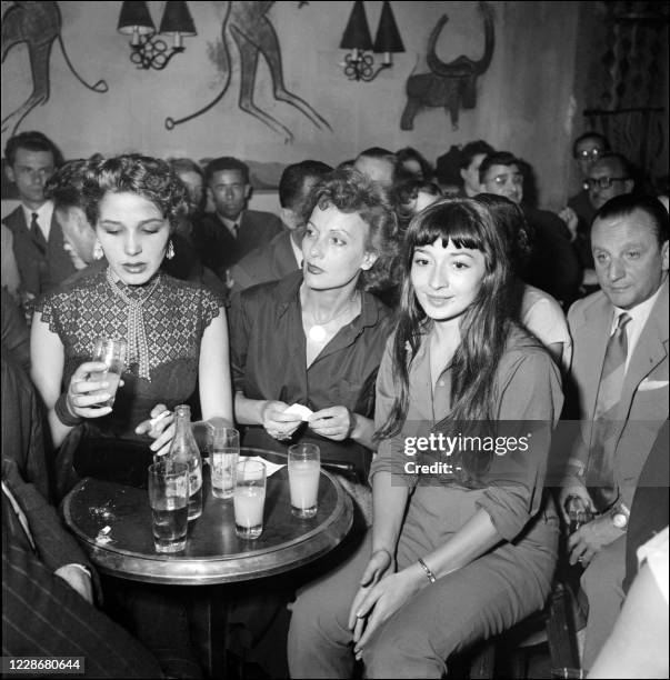 Photo non datée de la chanteuse Juliette Gréco dans un café parisien.