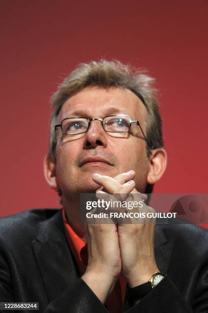 Ex-directeur de la rédaction de L'Humanité Pierre Laurent qui doit prendre la tête du PCF participe le 18 juin 2010 à La Défense, aux adieux de...