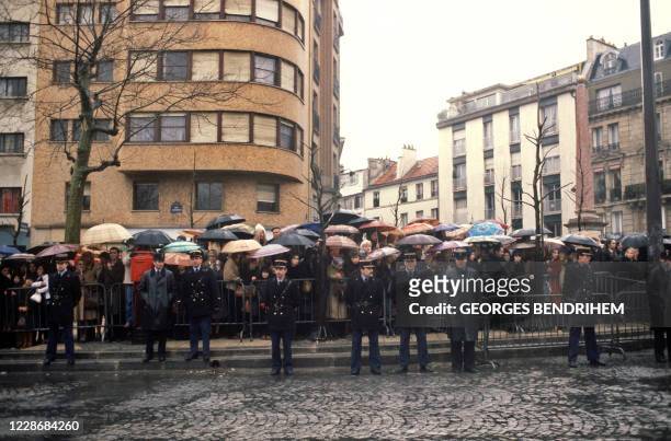 Des fans du chanteur français Claude François sont massés le 11 mars 1978 bouleverd Exelmans à Paris pour rendre hommage au chanteur, décédé le même...
