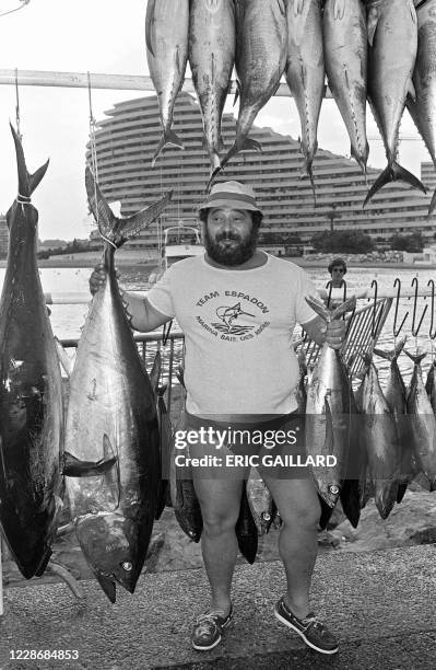 Le chanteur Carlos présente la plus grosse pièce prise pendant le championnat de France de pêche au thon qui s'est déroulé à Villeneuve Loubet le 07...