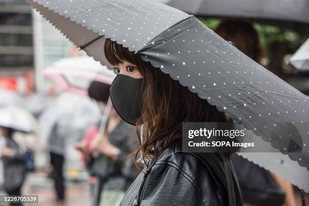 A woman wearing a face mask as protective measure against..., Fotografía de noticias