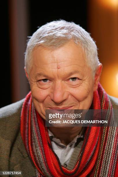 L'écrivain Denis Tillinac pose sur le plateau de l'émission littéraire de TF1 "Vol de Nuit", le 23 novembre 2004 à Paris, où il est venu présenter...