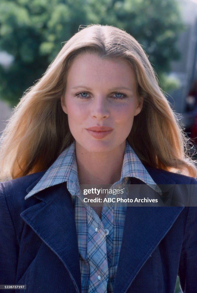 Basing Or Kim Basinger promotional photo for the ABC tv series 'Dog and Cat ...