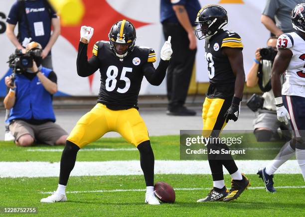 Eric Ebron of the Pittsburgh Steelers celebrates his touchdown with James Washington during the second quarter against the Houston Texans at Heinz...