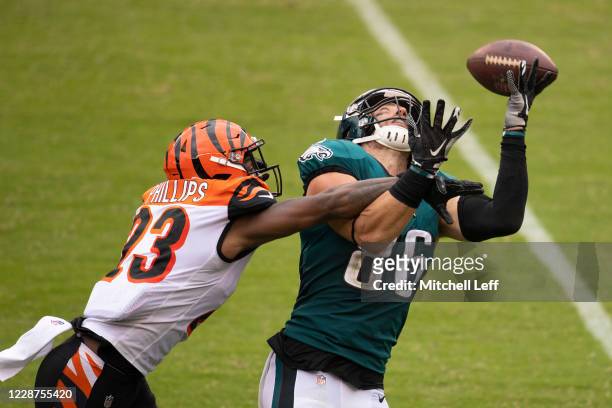 Zach Ertz of the Philadelphia Eagles catches a pass against Darius Phillips of the Cincinnati Bengals in the overtime at Lincoln Financial Field on...