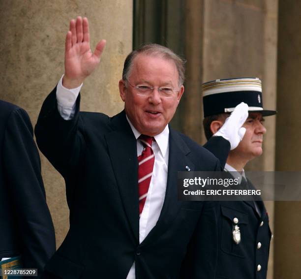 Le Premier ministre québécois Bernard Landry arrive, le 29 octobre 2001 à l'Elysée à Paris, pour un entretien avec le président Jacques Chirac. M....