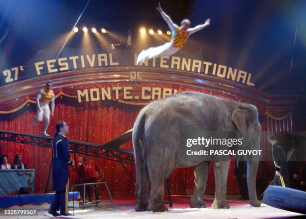 La troupe de voltigeurs "charivari à la grande batoude" se produit, le 16 janvier 2003 à Monaco, lors de la 27e édition du festival international du...