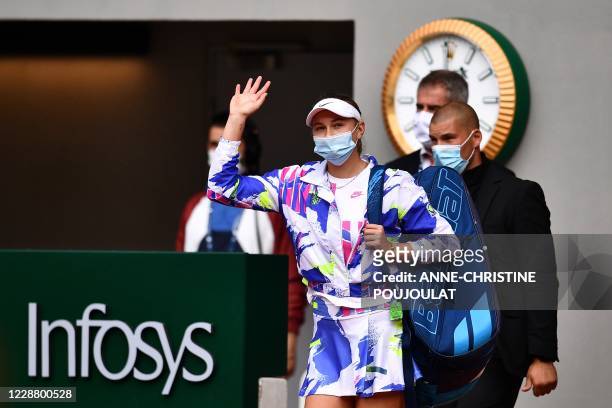 Amanda Anisimova of the US wears a protective facemask as she arrives at the Philippe Chatrier court for he women's singles second round tennis match...