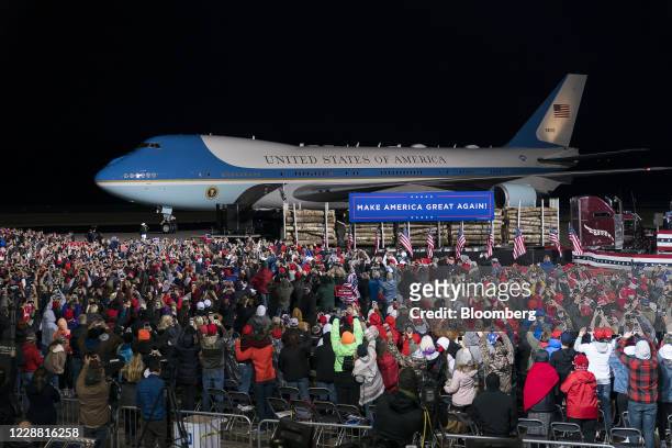 Air Force One, carrying U.S. President Donald Trump, arrives at a 'Make America Great Again' rally in Duluth, Minnesota, U.S., on Wednesday, Sept....