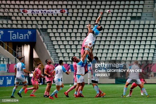 Bayonne's Australian lock Hugh Pyle misses the ball in a line out during the French Top 14 Rugby Union match between Stade Francais and Aviron...