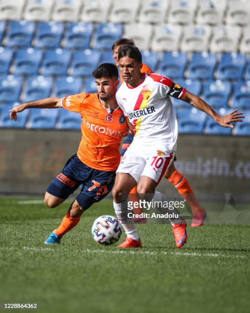 Mete Kaan Demir of Medipol Basaksehir in action against Jose Marcio Da Costa of Goztepe during the Turkish Super Lig week 4 match between Medipol...