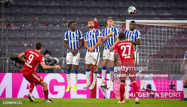 Robert Lewandowski of FC Bayern Muenchen, Dodi Lukebakio, Lucas Tousart, Krzysztof Piatek of Hertha BSC, David Alaba of FC Bayern Muenchen and Jhon...