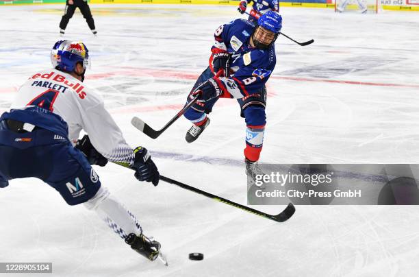 Blake Parlett of EHC Red Bull Muenchen and Tim Stuetzle of the Adler Mannheim during the game between the Adler Mannheim and the EHC Red Bull...