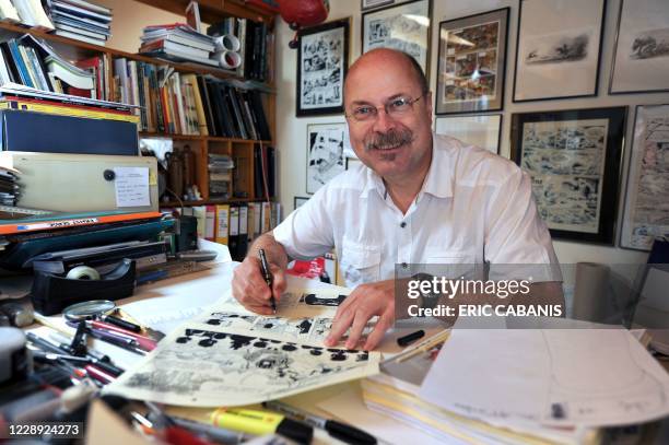 Le dessinateur de bandes dessinées, Serge Ernst-Baz, pose dans son atelier, le 03 juillet 2012 à Lauraët. Serge Ernst et le scénariste Zidrou ont...