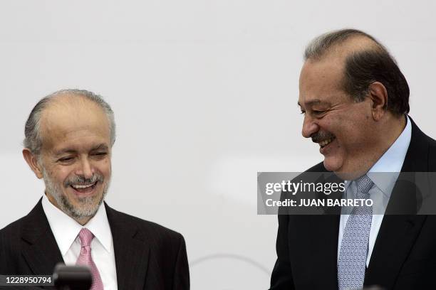 El premio Nobel de Quimica 1985 Mario Molina y el empresario mexicano Carlos Slim conversan ante la prensa durante el evento Acuerdo Nacional para la...