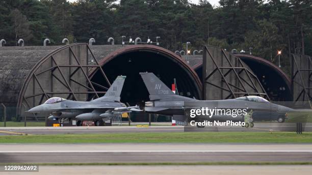 Air Force General Dynamics F-16 Fighting Falcon and AV 89-001 U.S. Air Force General Dynamics F-16 Fighting Falcon RAF Lakenheath, England on 5...