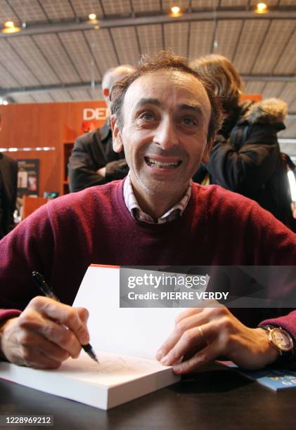 Le journaliste Eric Zemmour dédicace son dernier livre "Mélancolie française", le 28 mars 2010 sur le stand de Denoël au Salon du Livre à la Porte de...