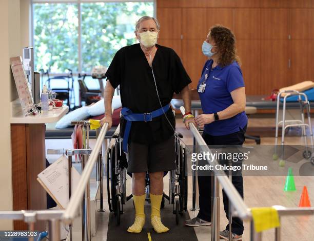 Emanuele Morso se recupera del covid-19 y recibe terapia pulmonar y muscular de la asistente de fisioterapia Lisa Popp en el Hospital de...