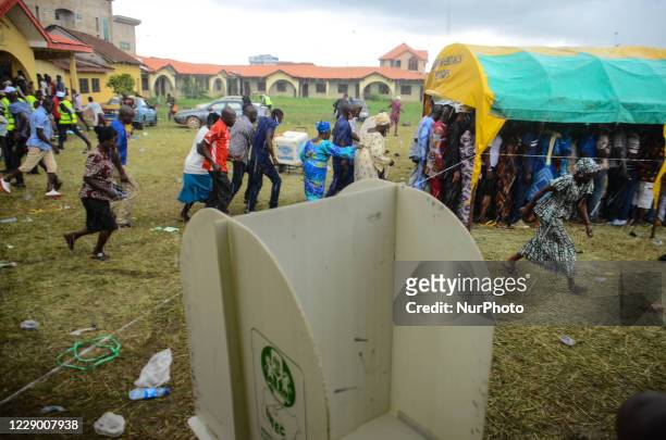 Voters run for shelter as rain disrupt voting process at scared heart primary in schoolGbogi/Isikan, in Akure South Ondo State on October 9, 2020.