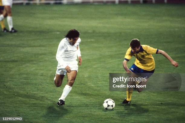 Jose Carrete of Valencia and Graham Rix of Arsenal during the European Cup Winners Cup Final between Arsenal and Valencia CF, at Heysel Stadium,...