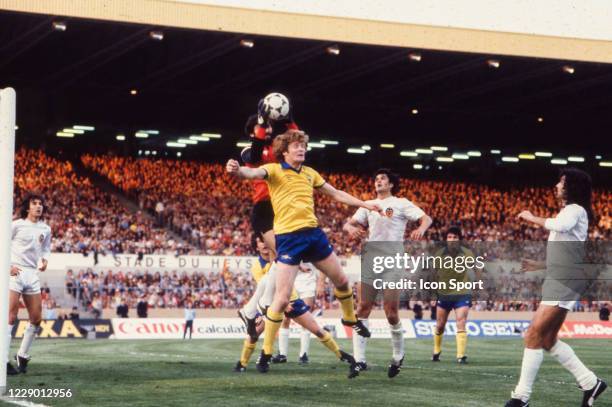 Carlos Pereira of Valencia and Willie Young of Arsenal during the European Cup Winners Cup Final between Arsenal and Valencia CF, at Heysel Stadium,...