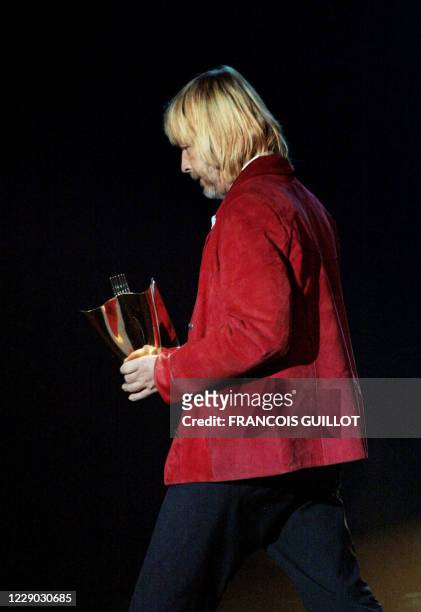 Le chanteur français Renaud quitte la scène après avoir reçu le trophée de la chanson originale de l'année le 15 février 2003 lors de la cérémonie de...