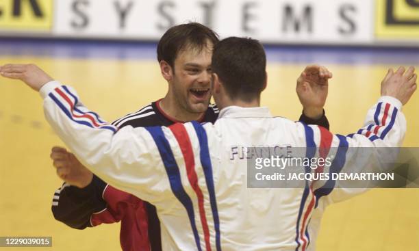 Les deux gardiens de but français Christian Gaudin et Bruno Martini se congratulent, le 23 janvier 2000 à Zagreb, après la victoire de leur équipe...