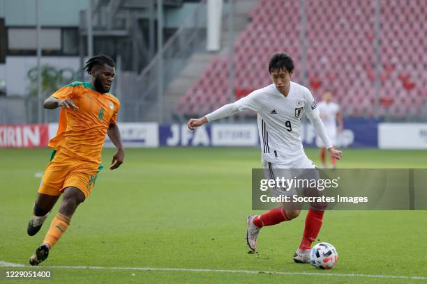 Franck Kessie of Ivory Coast, Daichi Kamada of Japan during the International Friendly match between Japan v Ivory Coast at the Stadium Glagenwaard...