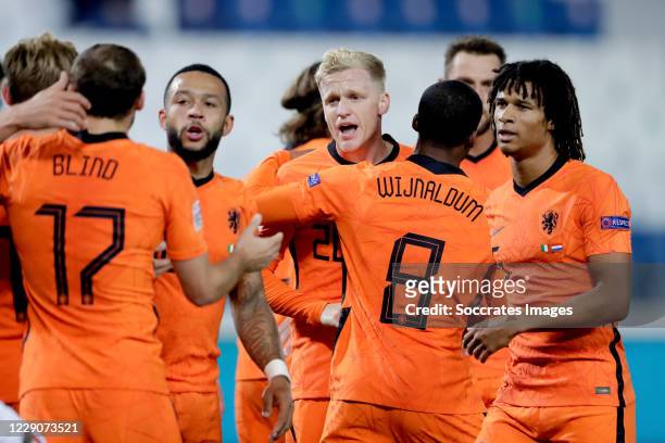 Donny van de Beek of Holland celebrates 1-1 with Memphis Depay of Holland, Georginio Wijnaldum of Holland, Nathan Ake of Holland during the UEFA...